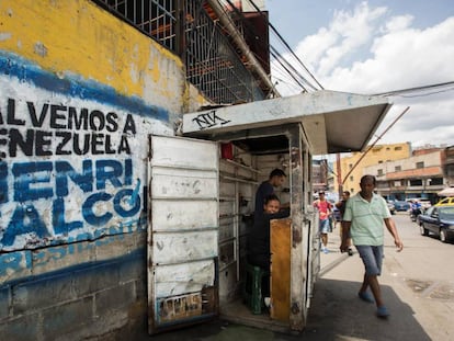 Propaganda do candidato Henri Falcón pintada em um muro de Caracas.
