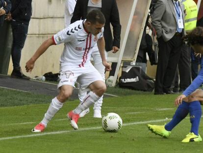 Gallart, del Cultural, controla el bal&oacute;n ante Cucurella, del Bar&ccedil;a B. 