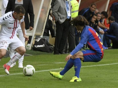 Gallart, del Cultural, controla el bal&oacute;n ante Cucurella, del Bar&ccedil;a B. 