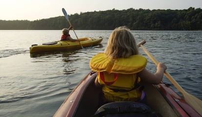 Ruta en kayak por la laguna de Walden, cerca de Boston. 