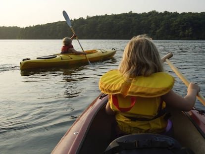 Ruta en kayak por la laguna de Walden, cerca de Boston. 