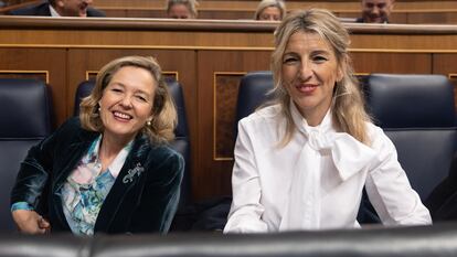 La vicepresidenta primera y ministra de Economía, Nadia Calviño (i) y la vicepresidenta segunda y ministra de Trabajo y Economía Social, Yolanda Díaz (d).