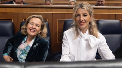 La vicepresidenta primera y ministra de Economía, Nadia Calviño (i) y la vicepresidenta segunda y ministra de Trabajo y Economía Social, Yolanda Díaz (d), durante una sesión de control al Gobierno, en el Congreso de los Diputados, a 13 de diciembre de 2023, en Madrid.