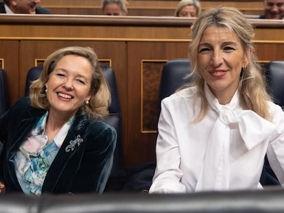 La vicepresidenta primera y ministra de Economía, Nadia Calviño (i) y la vicepresidenta segunda y ministra de Trabajo y Economía Social, Yolanda Díaz (d), durante una sesión de control al Gobierno, en el Congreso de los Diputados, a 13 de diciembre de 2023, en Madrid.