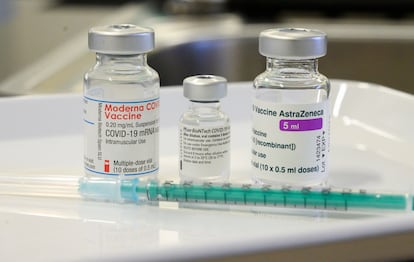 De izquierda a derecha, las vacunas de Moderna, Pfizer y AstraZenaca, en un centro de vacunación de Stuttgart.