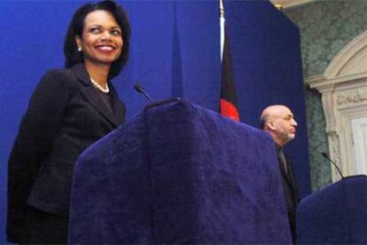 La secretaria de Estado de EE UU, Condoleezza Rice, y el presidente afgano, Hamid Karzai, ayer en Londres.