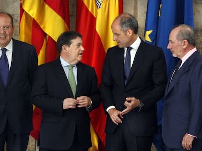 El expresidente de Banco de Valencia Jos&eacute; Luis Olivas, a la izquierda, con el exjefe del Consell Francisco Camps y el expresidente de Bankia Rodrigo Rato.