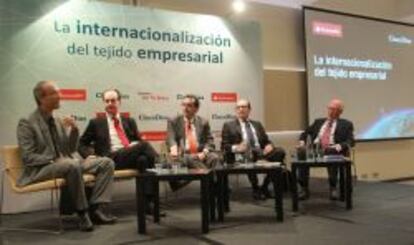 Jordi Torrent, jefe de estrategia del puerto de Barcelona; Pedro Morera, director de negocio internacional de Banco de Santander; Jorge Rivera, director de Cinco D&iacute;as; Jos&eacute; Garc&iacute;a-Morales, adjunto al presidente de CEOE
 internacional y Mariano Paya, director territorial de comercio de Catalu&ntilde;a y delegado del ICEX.