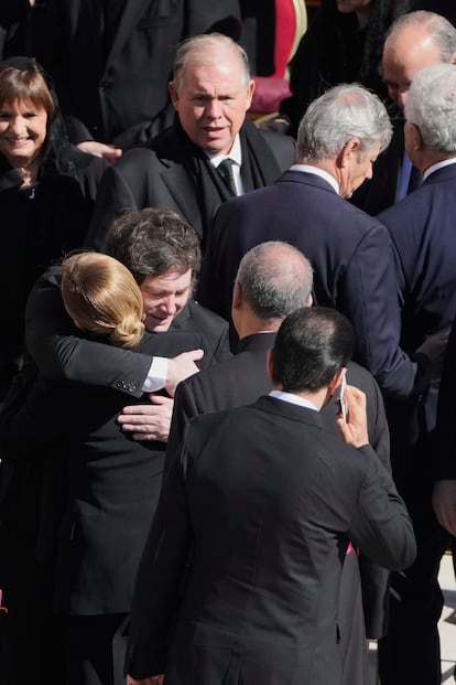 El presidente de Argentina, Javier Milei, y la primera ministra italiana, Georgia Meloni, se abrazan en los momentos previos del funeral del papa Francisco.