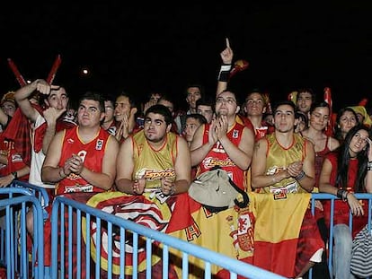 Seguidores de la selección española, atentos a la pantalla gigante de la plaza de Colón.
