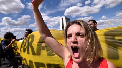 Manifestantes contrarios al &#039;impeachment&#039;, ayer en Brasilia,