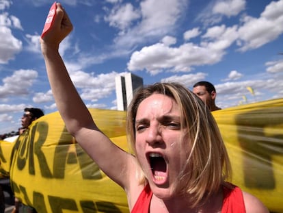 Manifestantes contrários ao 'impeachment', ontem em Brasília,
