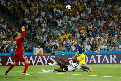 Ola Toivonen supera al guardameta alemán, Manuel Neuer, para marcar el primer gol sueco ante Alemania.