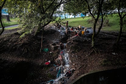 Indígenas lavan su ropa en una quebrada natural, en el Parque Nacional de Bogotá. 