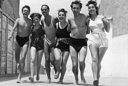 El elenco artístico de 'Mariana Pineda', representada la noche del día 4 de julio para los congresistas en homenaje a la memoria de Federico García Lorca, en la playa valenciana de Las Arenas, en julio de 1937. De izquierda a derecha, Víctor María Cortezo, 'Vitín', escenógrafo; Carmen García Lasgoity, actriz; el poeta Luis Cernuda, actor; Blanca Pelegrín, actriz; Manuel Altolaguirre, director de la obra, y Carmen García Antón, actriz.