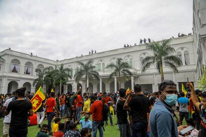 El asalto a la residencia presidencial supone la culminación de meses de protestas durante lo que se considera ya como la peor crisis económica que está atravesando el país desde su independencia en 1948.