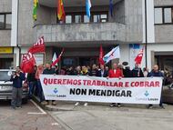 Concentración de trabajadores del grupo Losán. El personal de Losán se concentra en Curtis para reclamar un plan de viabilidad para la empresa