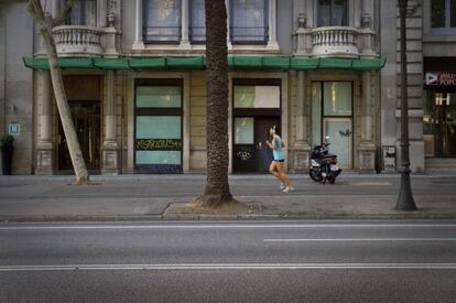 Una joven trota por la avenida Diagonal de Barcelona