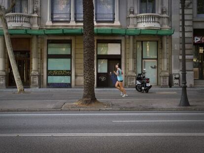 Una joven trota por la avenida Diagonal de Barcelona