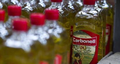 Botellas de aceite Carbonell, una de las marcas de Deoleo. 