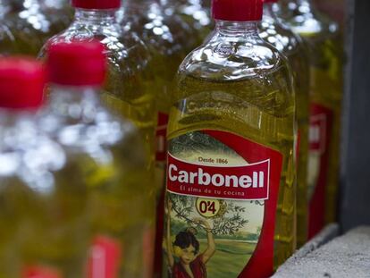 Botellas de aceite Carbonell, una de las marcas de Deoleo. 