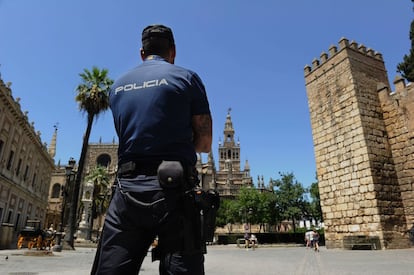Un agente en los alrededores del Alcázar de Sevilla. Según fuentes de la organización, Obama visitará el complejo monumental durante 45 minutos y podrá conocer, entre otras zonas, los puntos donde se rodó la serie 'Juego de Tronos'.