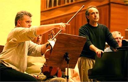 Joan Manuel Serrat ayer, durante su ensayo con la Orquesta Sinfónica de Euskadi en San Sebastián.