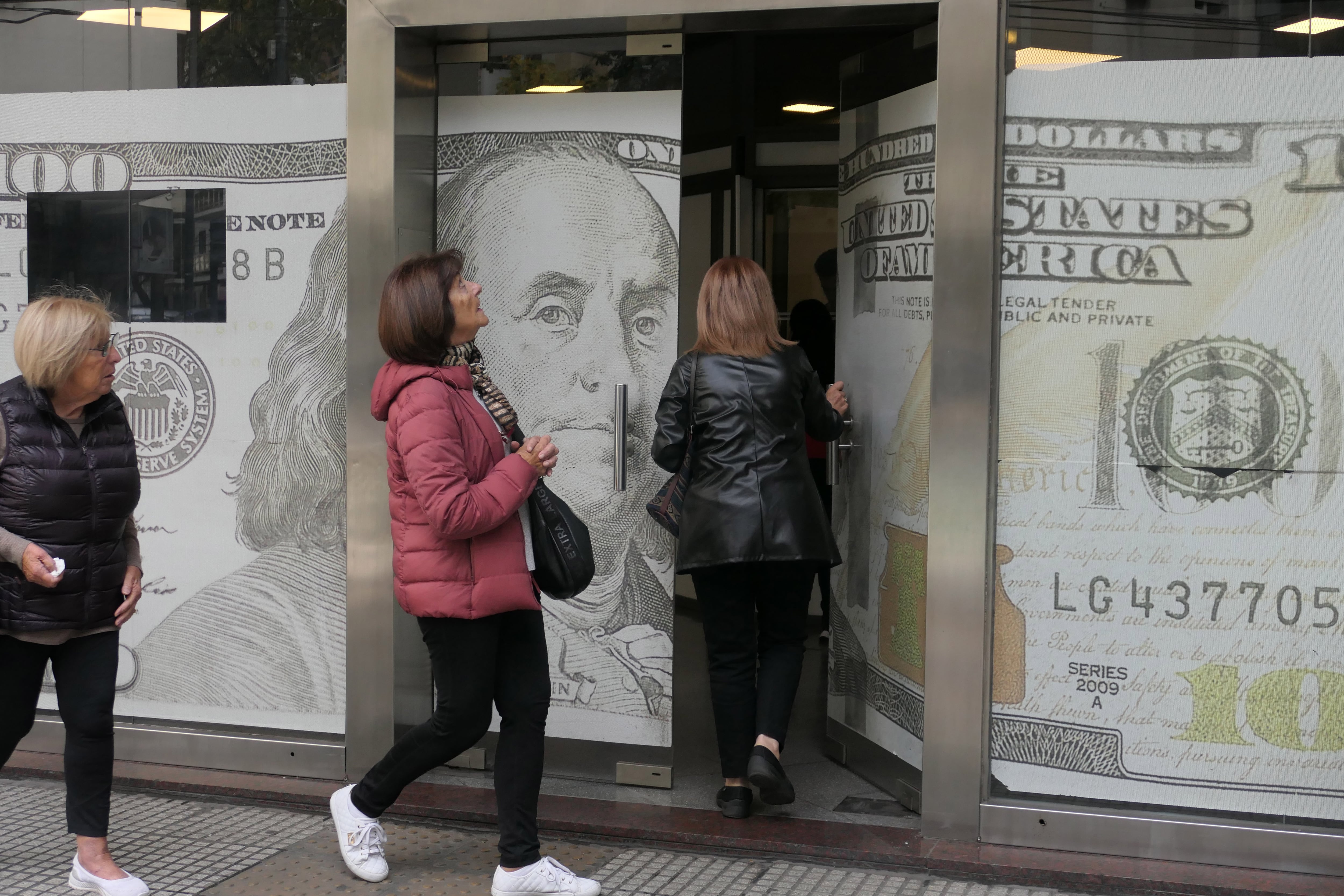 Milei repone restricciones cambiarias para controlar el mercado de divisas