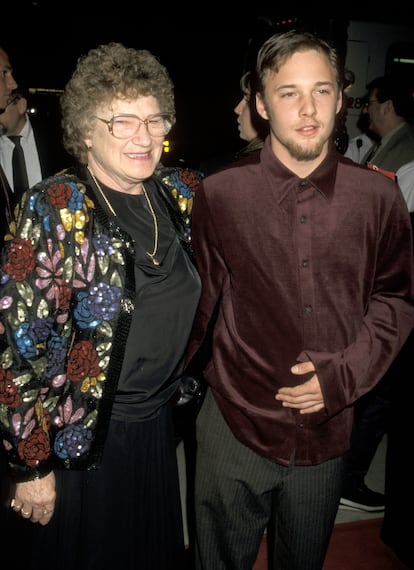 Brad Renfro con su abuela Joanne en el estreno de 'Verano de corrupción'. Joanne, que lo había criado, falleció 12 días después que el actor. 