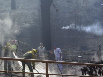 Labores de extinción del incendio en Vallehermoso (La Gomera).