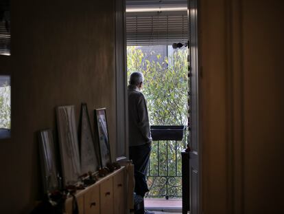 Un vecino de Barcelona, en el balcón de su casa, este viernes.