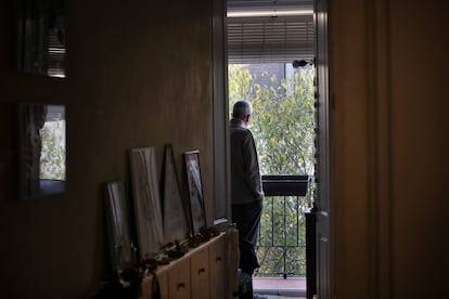 A Barcelona citizen in his balcony.