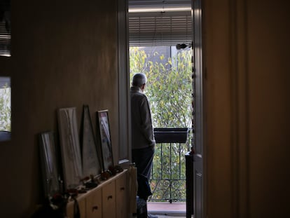 Un vecino de Barcelona, en el balcón de su casa, este viernes.