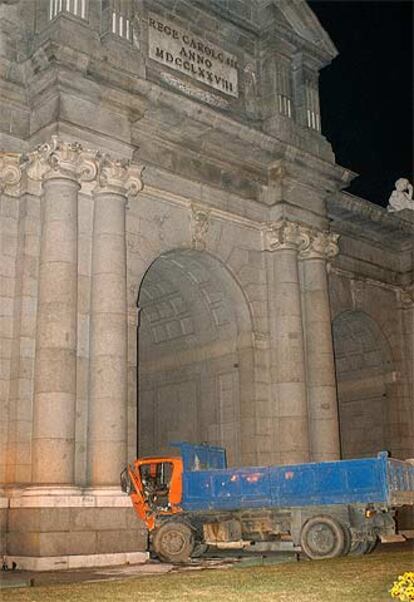 El camión conducido por Rafael García Brachtel quedó empotrado en la Puerta de Alcalá.