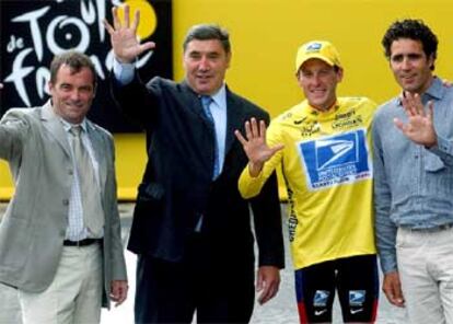 Hinault, Merckx, Armstrong e Indurain (de izquierda a derecha), ganadores de cinco Tours, en la ceremonia de entrega de trofeos al finalizar la prueba del pasado año.