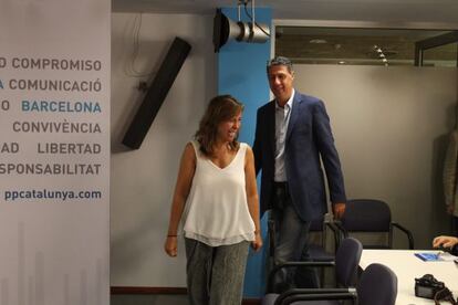 El candidato del PPC a la Generalitat, Xavier García Albiol, junto su presidenta, Alicia Sánchez-Camacho, ayer en Barcelona.