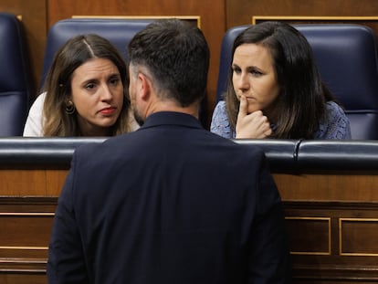 La ministra de Igualdad, Irene Montero; el portavoz de ERC en el Congreso, Gabriel Rufián, y la ministra de Derechos Sociales y Agenda 2030, Ione Belarra, durante una sesión de control al Gobierno, el 22 de febrero.