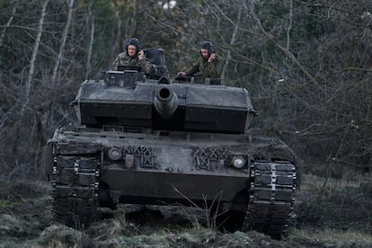 Tropas ucranias con un tanque Leopard 2A4 de fabricación europea, en el frente de Kremina el pasado diciembre.