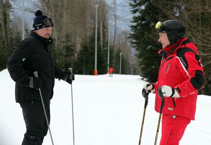 El presidente de Bielorrusia, Alexander Lukashenko (a la izquierda), conversa con el homólogo ruso, Vladimir Putin, durante un descanso.