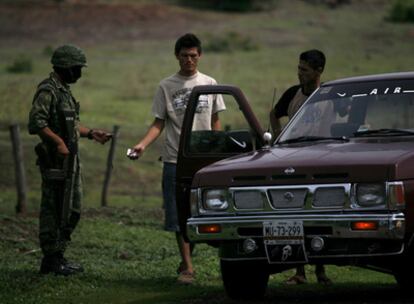 Un soldado mexicano comprueba la documentación de un conductor en el estado central de Michoacán.