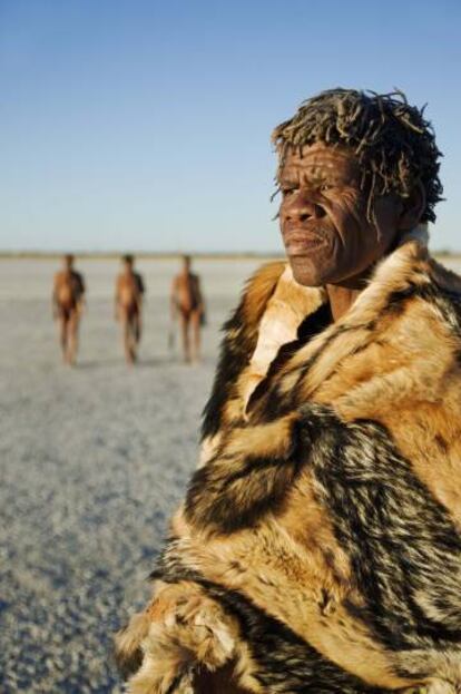 Un indígena khoisan en el lago Makgadikgadi (Botsuana).