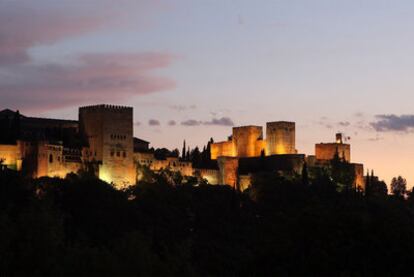 Vista de la Alhambra y el Generalife desde el Sacromonte. Abajo, un momento del espectáculo <i>Poema del cante jondo</i>.