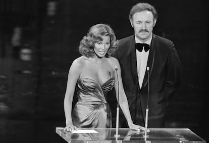 Raquel Welch y Gene Hackman en la gala de los Oscar de 1973.