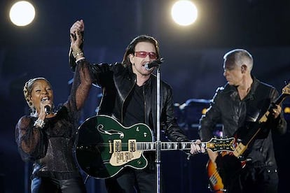 Mary J. Blige y Bono interpretan a dúo <i>One</i>, uno de los grandes temas del grupo irlandés.