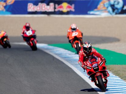 Jack Miller, en primer plano, en el circuito de Jerez durante el GP de España.