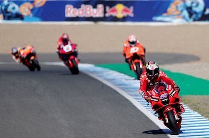 Jack Miller, en primer plano, en el circuito de Jerez durante el GP de España.