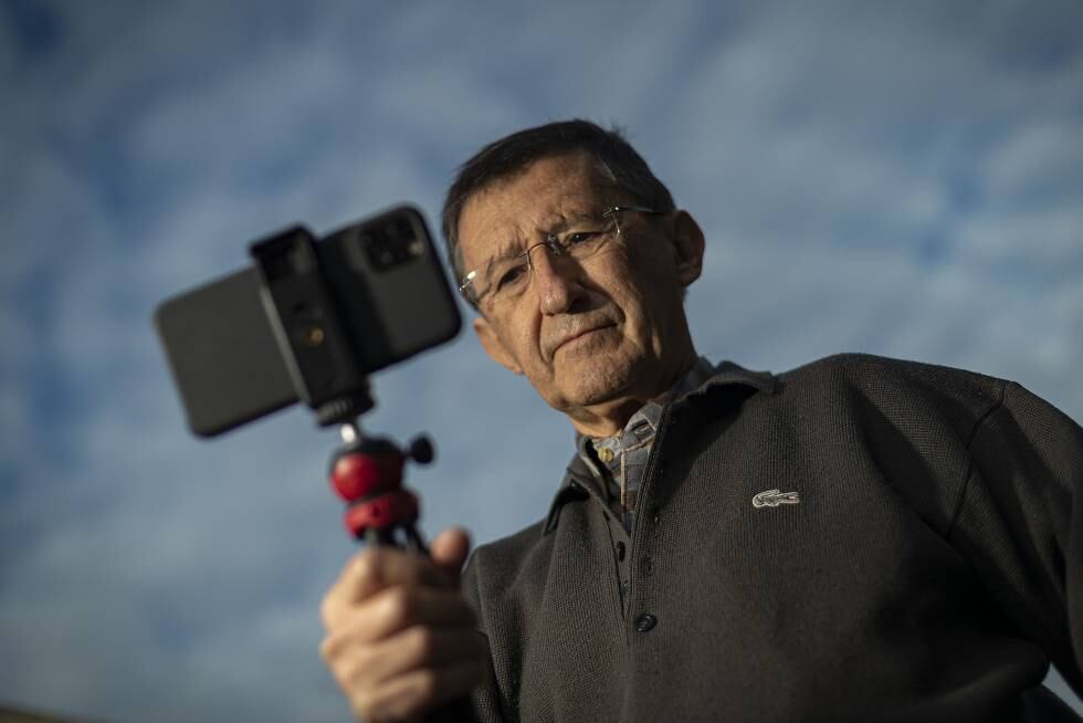 Francesc Betriu, filmando con un iPhone en 2019.