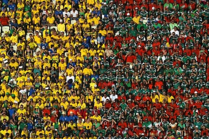 Torcidas brasileira e mexicana lado a lado no Castelão.