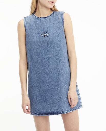 Si eres una incondicional de la estética minimalista de los 90 no puede faltar en tu armario este minivestido vaquero de Calvin Klein Jeans.

99,90€