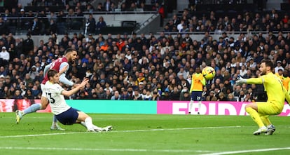 Douglas Luiz marca el segundo gol del Aston Villa ante el Tottenham este domingo.